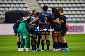 2024-10-12 - The players of Stade de Reims ahead of the French championship, Arkema Premier Ligue football match between Paris FC and Stade de Reims on 12 October 2024 at Sebastien Charlety stadium in Paris, France - FOOTBALL - WOMEN'S FRENCH CHAMP - PARIS FC V REIMS - FRENCH WOMEN DIVISION 1 - SOCCER