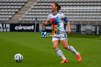 2024-10-12 - Gaetane Thiney of Paris FC controls the ball during the French championship, Arkema Premier Ligue football match between Paris FC and Stade de Reims on 12 October 2024 at Sebastien Charlety stadium in Paris, France - FOOTBALL - WOMEN'S FRENCH CHAMP - PARIS FC V REIMS - FRENCH WOMEN DIVISION 1 - SOCCER