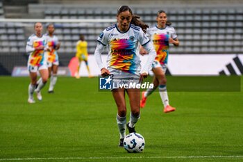 2024-10-12 - Kessya Bussy of Paris FC controls the ball during the French championship, Arkema Premier Ligue football match between Paris FC and Stade de Reims on 12 October 2024 at Sebastien Charlety stadium in Paris, France - FOOTBALL - WOMEN'S FRENCH CHAMP - PARIS FC V REIMS - FRENCH WOMEN DIVISION 1 - SOCCER