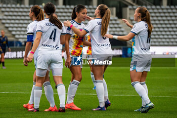 2024-10-12 - Clara Mateo of Paris FC celebrates the goal with teammates during the French championship, Arkema Premier Ligue football match between Paris FC and Stade de Reims on 12 October 2024 at Sebastien Charlety stadium in Paris, France - FOOTBALL - WOMEN'S FRENCH CHAMP - PARIS FC V REIMS - FRENCH WOMEN DIVISION 1 - SOCCER