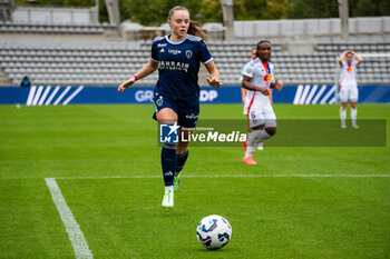 2024-10-20 - Lou Bogaert of Paris FC controls the ball during the Women's French championship, Arkema Premier Ligue football match between Paris FC and Olympique Lyonnais on 20 October 2024 at Sebastien Charlety stadium in Paris, France - FOOTBALL - WOMEN'S FRENCH CHAMP - PARIS FC V LYON - FRENCH WOMEN DIVISION 1 - SOCCER