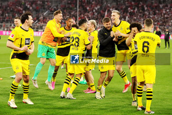 2024-03-30 - Borussia Dortmund players celebrate at full time during the German championship Bundesliga football match between Bayern Munich and Borussia Dortmund on March 30, 2024 at Allianz Arena in Munich, Germany - FOOTBALL - GERMAN CHAMP - BAYERN MUNICH V DORTMUND - GERMAN BUNDESLIGA - SOCCER