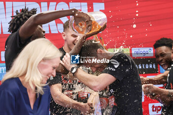 2024-04-14 - Head coach Xabi Alonso is showered with beer by his players during the post-match press conference to celebrate the 2024 German championship after the German championship Bundesliga football match between Bayer Leverkusen and Werder Bremen on April 14, 2024 at BayArena in Leverkusen, Germany - FOOTBALL - GERMAN CHAMP - LEVERKUSEN V BREMEN - GERMAN BUNDESLIGA - SOCCER