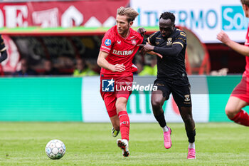 2024-02-25 - Michel Vlap of FC Twente, Bobby Adekanye of Go Ahead Eagles during the Netherlands championship Eredivisie football match between FC Twente and Go Ahead Eagles on February 25, 2024 at Grolsch Veste in Enschede, Netherlands - FOOTBALL - NETHERLANDS CHAMP - TWENTE V GO AHEAD EAGLES - NETHERLANDS EREDIVISIE - SOCCER