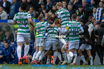 2024-04-07 - Adam Idah of Celtic FC celebrates in front of the dug out with his team mates 2-3 during the Scottish championship, Cinch Premiership football match between Rangers and Celtic on 7 April 2024 at Ibrox in Glasgow, Scotland - FOOTBALL - SCOTTISH CHAMP - RANGERS V CELTIC - SCOTTISH PREMIERSHIP - SOCCER