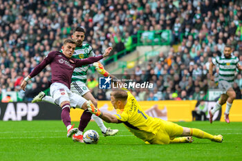 04/05/2024 - Celtic goalkeeper Joe Hart saves from Kenneth Vargas of Hearts during the Scottish championship Premiership football match between Celtic and Heart of Midlothian on 4 May 2024 at Celtic Park IN Glasgow, Scotland - FOOTBALL - SCOTTISH CHAMP - CELTIC V HEART OF MIDLOTHIAN - SCOTTISH PREMIERSHIP - CALCIO