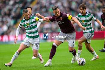 04/05/2024 - Lawrence Shankland of Hearts holds off Callum McGregor of Celtic during the Scottish championship Premiership football match between Celtic and Heart of Midlothian on 4 May 2024 at Celtic Park IN Glasgow, Scotland - FOOTBALL - SCOTTISH CHAMP - CELTIC V HEART OF MIDLOTHIAN - SCOTTISH PREMIERSHIP - CALCIO