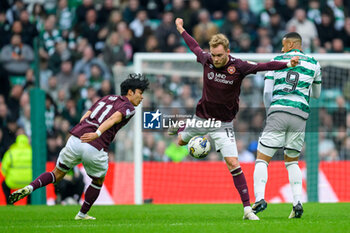 04/05/2024 - Nathaniel Atkinson of Hearts gets to the ball ahead of Adam Idah of Celtic during the Scottish championship Premiership football match between Celtic and Heart of Midlothian on 4 May 2024 at Celtic Park IN Glasgow, Scotland - FOOTBALL - SCOTTISH CHAMP - CELTIC V HEART OF MIDLOTHIAN - SCOTTISH PREMIERSHIP - CALCIO