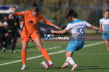 2024-01-27 - Elisa Polli of FC Internazionale competes for the ball with Alice Pellinghelli of SSC Napoli Soccer - Women Serie A Match Between Napoli Femminile vs FC Internazionale - NAPOLI FEMMINILE VS FC INTERNAZIONALE WOMEN - ITALIAN SERIE A WOMEN - SOCCER