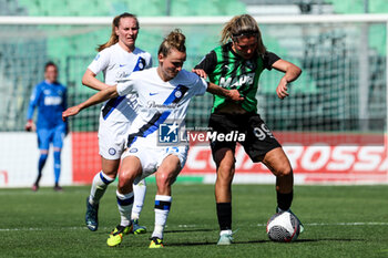 2024-04-13 - Lina Magull of Inter Women clashes with Loreta Kullashi of Sassuolo Women during the Serie A Femminile match between Sassuolo Women and Inter Women at Stadio Enzo Ricci Sassuolo on April 13, 2024 in Sassuolo, Italy. - POULE SCUDETTO - US SASSUOLO VS FC INTERNAZIONALE WOMEN - ITALIAN SERIE A WOMEN - SOCCER