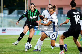 2024-09-28 - Samatha Fisher of Sassuolo Women and Martina Tomaselli of Inter Women during the Women's Serie A match between Sassuolo Women and Inter Women at the Enzo Ricci Stadium in Sassuolo on September 28, 2024 in Sassuolo, Italy. - US SASSUOLO VS INTER - FC INTERNAZIONALE - ITALIAN SERIE A WOMEN - SOCCER