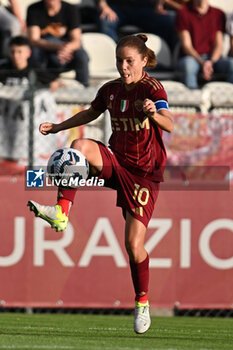 2024-10-20 - Manuela Giugliano of A.S. Roma Femminile in action during the 7th day of the Serie A Femminile eBay Championship between A.S. Roma and A.C. Milan Femminile at the Tre Fontane Stadium on October 20, 2024 in Rome, Italy. - AS ROMA VS AC MILAN - ITALIAN SERIE A WOMEN - SOCCER