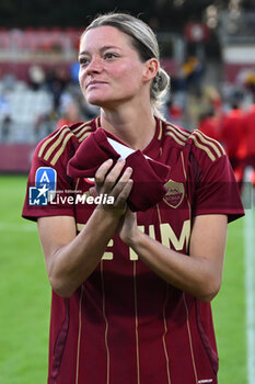 2024-10-20 - Verena Hanshaw of A.S. Roma Femminile are greeting the fans during the 7th day of the Serie A Femminile eBay Championship between A.S. Roma and A.C. Milan Femminile at the Tre Fontane Stadium on October 20, 2024 in Rome, Italy. - AS ROMA VS AC MILAN - ITALIAN SERIE A WOMEN - SOCCER