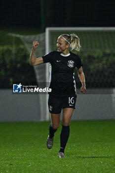 2024-11-02 - Julia Karlernas of F.C. Como Women celebrates after scoring the gol of 0-1 during the 8th day of the Serie A Femminile eBay Championship between S.S. Lazio and F.C. Como at the Mirko Fersini Stadium on November 2, 2024 in Formello, Italy. - LAZIO WOMEN VS FC COMO WOMEN - ITALIAN SERIE A WOMEN - SOCCER