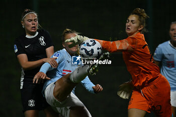 2024-11-02 - Mina Bergersen of F.C. Como Women, Federica D'Auria of S.S. Lazio and Astrid Gilardi of F.C. Como Women in action during the 8th day of the Serie A Femminile eBay Championship between S.S. Lazio and F.C. Como at the Mirko Fersini Stadium on November 2, 2024 in Formello, Italy. - LAZIO WOMEN VS FC COMO WOMEN - ITALIAN SERIE A WOMEN - SOCCER