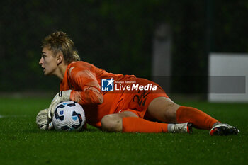 2024-11-02 - Astrid Gilardi of F.C. Como Women in action during the 8th day of the Serie A Femminile eBay Championship between S.S. Lazio and F.C. Como at the Mirko Fersini Stadium on November 2, 2024 in Formello, Italy. - LAZIO WOMEN VS FC COMO WOMEN - ITALIAN SERIE A WOMEN - SOCCER