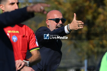 2024-11-03 - Massimilano Canzi coach of Juventus FC gestures during the Soccer- Italian Serie A Women between Napoli Femminile vs Juventus FC at Arena Giuseppe Piccolo Stadium - NAPOLI FEMMINILE VS JUVENTUS FC - ITALIAN SERIE A WOMEN - SOCCER