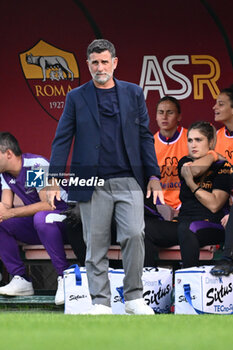 2024-11-09 - Sebastian De La Fuente coach of A.C.F Fiorentina during the 9th day of the Serie A Femminile eBay Championship between A.S. Roma and A.C.F. Fiorentina Femminile at the Tre Fontane Stadium on November 9, 2024 in Rome, Italy. - AS ROMA VS ACF FIORENTINA - ITALIAN SERIE A WOMEN - SOCCER