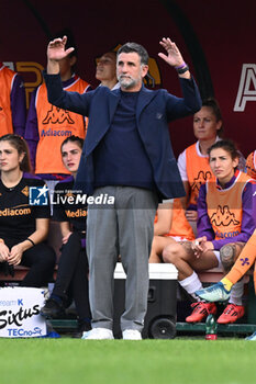 2024-11-09 - Sebastian De La Fuente coach of A.C.F Fiorentina during the 9th day of the Serie A Femminile eBay Championship between A.S. Roma and A.C.F. Fiorentina Femminile at the Tre Fontane Stadium on November 9, 2024 in Rome, Italy. - AS ROMA VS ACF FIORENTINA - ITALIAN SERIE A WOMEN - SOCCER