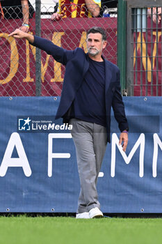 2024-11-09 - Sebastian De La Fuente coach of A.C.F Fiorentina during the 9th day of the Serie A Femminile eBay Championship between A.S. Roma and A.C.F. Fiorentina Femminile at the Tre Fontane Stadium on November 9, 2024 in Rome, Italy. - AS ROMA VS ACF FIORENTINA - ITALIAN SERIE A WOMEN - SOCCER