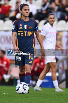 2024-11-09 - Manuela Giugliano of A.S. Roma Femminile in action during the 9th day of the Serie A Femminile eBay Championship between A.S. Roma and A.C.F. Fiorentina Femminile at the Tre Fontane Stadium on November 9, 2024 in Rome, Italy. - AS ROMA VS ACF FIORENTINA - ITALIAN SERIE A WOMEN - SOCCER