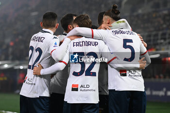 2024-01-05 - Albert Gudmundsson (Genoa CFC) celebrated by his teammate after his goal - BOLOGNA FC VS GENOA CFC - ITALIAN SERIE A - SOCCER