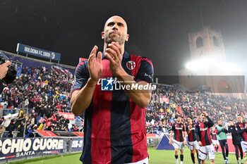 2024-01-05 - Lorenzo De Silvestri (Bologna Fc) greets his supporters after the match - BOLOGNA FC VS GENOA CFC - ITALIAN SERIE A - SOCCER