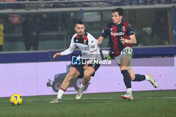 2024-01-05 - Radu Dragusin (Geonoa CFC) and Giovanni Fabbian (Bologna FC) in action - BOLOGNA FC VS GENOA CFC - ITALIAN SERIE A - SOCCER