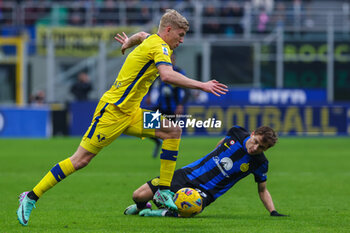 2024-01-06 - Josh Doig of Hellas Verona FC seen in action with Nicolo Barella of FC Internazionale during Serie A 2023/24 football match between FC Internazionale and Hellas Verona at Giuseppe Meazza Stadium, Milan, Italy on January 06, 2024 - INTER - FC INTERNAZIONALE VS HELLAS VERONA FC - ITALIAN SERIE A - SOCCER