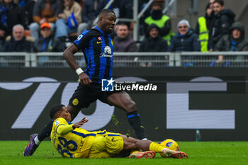 2024-01-06 - Marcus Thuram of FC Internazionale competes for the ball with Jackson Tchatchoua of Hellas Verona FC during Serie A 2023/24 football match between FC Internazionale and Hellas Verona at Giuseppe Meazza Stadium, Milan, Italy on January 06, 2024 - INTER - FC INTERNAZIONALE VS HELLAS VERONA FC - ITALIAN SERIE A - SOCCER