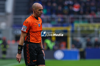 2024-01-06 - Referee Michael Fabbri seen in action during Serie A 2023/24 football match between FC Internazionale and Hellas Verona at Giuseppe Meazza Stadium, Milan, Italy on January 06, 2024 - INTER - FC INTERNAZIONALE VS HELLAS VERONA FC - ITALIAN SERIE A - SOCCER