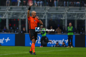 2024-01-06 - Referee Michael Fabbri seen in action during Serie A 2023/24 football match between FC Internazionale and Hellas Verona at Giuseppe Meazza Stadium, Milan, Italy on January 06, 2024 - INTER - FC INTERNAZIONALE VS HELLAS VERONA FC - ITALIAN SERIE A - SOCCER