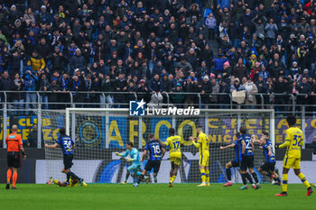 2024-01-06 - FC Internazionale players celebrate after Thomas Henry of Hellas Verona FC penalty missduring Serie A 2023/24 football match between FC Internazionale and Hellas Verona at Giuseppe Meazza Stadium, Milan, Italy on January 06, 2024 - INTER - FC INTERNAZIONALE VS HELLAS VERONA FC - ITALIAN SERIE A - SOCCER