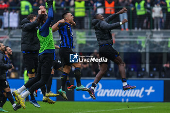 2024-01-06 - Lautaro Martinez of FC Internazionale celebrates the victory at the end of the match with his teammates during Serie A 2023/24 football match between FC Internazionale and Hellas Verona at Giuseppe Meazza Stadium, Milan, Italy on January 06, 2024 - INTER - FC INTERNAZIONALE VS HELLAS VERONA FC - ITALIAN SERIE A - SOCCER