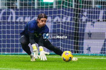 2024-01-06 - Yann Sommer of FC Internazionale warms up during Serie A 2023/24 football match between FC Internazionale and Hellas Verona at Giuseppe Meazza Stadium, Milan, Italy on January 06, 2024 - INTER - FC INTERNAZIONALE VS HELLAS VERONA FC - ITALIAN SERIE A - SOCCER
