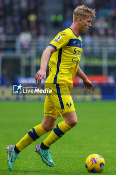 2024-01-06 - Josh Doig of Hellas Verona FC seen in action during Serie A 2023/24 football match between FC Internazionale and Hellas Verona at Giuseppe Meazza Stadium, Milan, Italy on January 06, 2024 - INTER - FC INTERNAZIONALE VS HELLAS VERONA FC - ITALIAN SERIE A - SOCCER