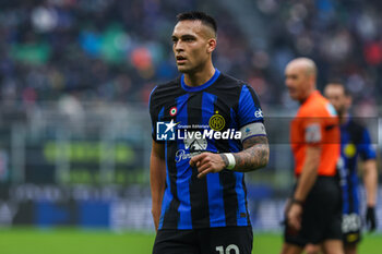 2024-01-06 - Lautaro Martinez of FC Internazionale looks on during Serie A 2023/24 football match between FC Internazionale and Hellas Verona at Giuseppe Meazza Stadium, Milan, Italy on January 06, 2024 - INTER - FC INTERNAZIONALE VS HELLAS VERONA FC - ITALIAN SERIE A - SOCCER