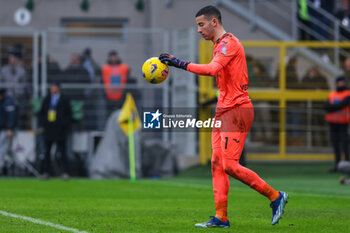 2024-01-06 - Lorenzo Montipo of Hellas Verona FC seen in action during Serie A 2023/24 football match between FC Internazionale and Hellas Verona at Giuseppe Meazza Stadium, Milan, Italy on January 06, 2024 - INTER - FC INTERNAZIONALE VS HELLAS VERONA FC - ITALIAN SERIE A - SOCCER