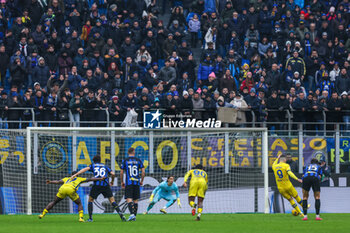 2024-01-06 - Thomas Henry of Hellas Verona FC kickis penalty during Serie A 2023/24 football match between FC Internazionale and Hellas Verona at Giuseppe Meazza Stadium, Milan, Italy on January 06, 2024 - INTER - FC INTERNAZIONALE VS HELLAS VERONA FC - ITALIAN SERIE A - SOCCER