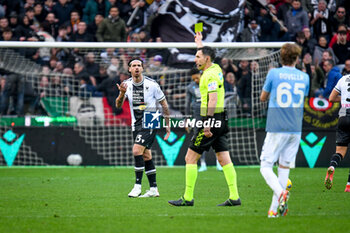 2024-01-07 - The referee of the match Juan Luca Sacchi shows yellow card to Udinese's Joao Ferreira - UDINESE CALCIO VS SS LAZIO - ITALIAN SERIE A - SOCCER