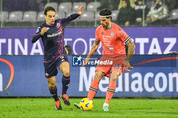 2024-01-14 - Udinese's Joao Ferreira fights for the ball against Fiorentina's Giacomo Bonaventura - ACF FIORENTINA VS UDINESE CALCIO - ITALIAN SERIE A - SOCCER