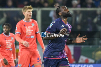 2024-01-14 - Fiorentina's M'Bala Nzola celebrates with teammates after scoring the 2-2 goal - ACF FIORENTINA VS UDINESE CALCIO - ITALIAN SERIE A - SOCCER