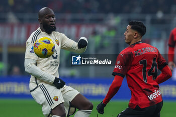 2024-01-14 - Romelu Lukaku of AS Roma competes for the ball with Tijjani Reijnders of AC Milan during Serie A 2023/24 football match between AC Milan and AS Roma at San Siro Stadium, Milan, Italy on January 14, 2024 - AC MILAN VS AS ROMA - ITALIAN SERIE A - SOCCER