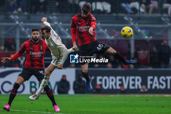 2024-01-14 - Matteo Gabbia of AC Milan competes for the ball with Diego LLorente of AS Roma during Serie A 2023/24 football match between AC Milan and AS Roma at San Siro Stadium, Milan, Italy on January 14, 2024 - AC MILAN VS AS ROMA - ITALIAN SERIE A - SOCCER