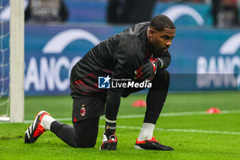 2024-01-14 - Mike Maignan of AC Milan warms up during Serie A 2023/24 football match between AC Milan and AS Roma at San Siro Stadium, Milan, Italy on January 14, 2024 - AC MILAN VS AS ROMA - ITALIAN SERIE A - SOCCER