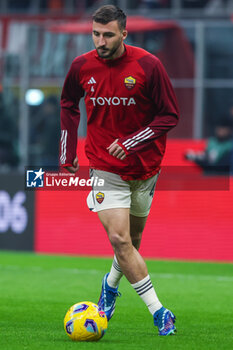 2024-01-14 - Bryan Cristante of AS Roma warms up during Serie A 2023/24 football match between AC Milan and AS Roma at San Siro Stadium, Milan, Italy on January 14, 2024 - AC MILAN VS AS ROMA - ITALIAN SERIE A - SOCCER