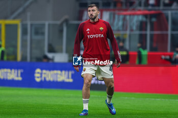 2024-01-14 - Bryan Cristante of AS Roma warms up during Serie A 2023/24 football match between AC Milan and AS Roma at San Siro Stadium, Milan, Italy on January 14, 2024 - AC MILAN VS AS ROMA - ITALIAN SERIE A - SOCCER