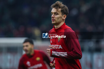 2024-01-14 - Diego LLorente of AS Roma warms up during Serie A 2023/24 football match between AC Milan and AS Roma at San Siro Stadium, Milan, Italy on January 14, 2024 - AC MILAN VS AS ROMA - ITALIAN SERIE A - SOCCER