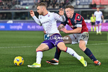2024-02-14 - ACF Fiorentina's forward Lucas Beltran against Bologna FC's midfielder Lewis Ferguson - BOLOGNA FC VS ACF FIORENTINA - ITALIAN SERIE A - SOCCER