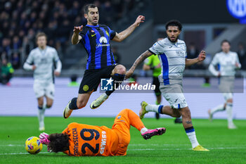 2024-02-28 - Henrikh Mkhitaryan of FC Internazionale (C) seen in action with Marco Carnesecchi of Atalanta BC (L) and Ederson Jose dos Santos Lourenco da Silva of Atalanta BC (R) during Serie A 2023/24 football match between FC Internazionale and Atalanta BC at Giuseppe Meazza Stadium, Milan, Italy on February 28, 2024 - INTER - FC INTERNAZIONALE VS ATALANTA BC - ITALIAN SERIE A - SOCCER